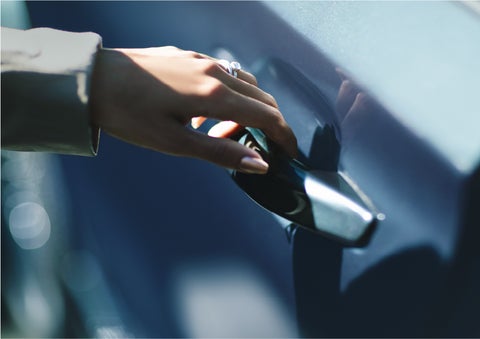 A hand gracefully grips the Light Touch Handle of a 2023 Lincoln Aviator® SUV to demonstrate its ease of use | Pilson Lincoln in Mattoon IL